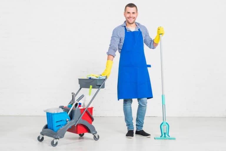 תמונת נושא המאפיינים של עובד חברת ניקיון -